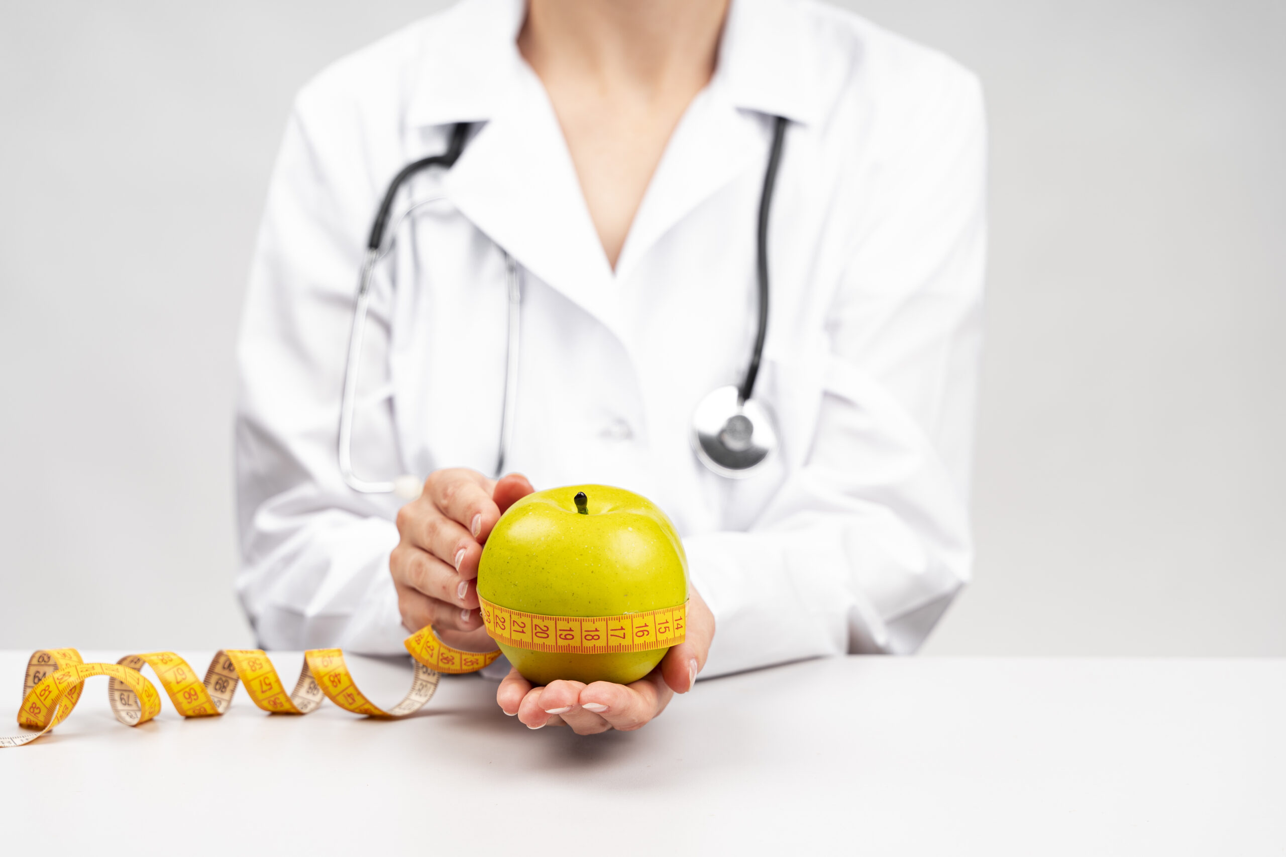 nutritionist-woman-holding-apple